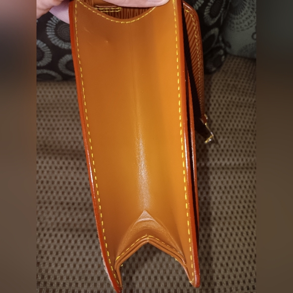 Louis Vuitton epi wristlet clutch- Authenticated - Picture 8 of 8